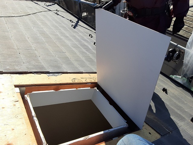 天窓撤去工事で室内側のカラー合板